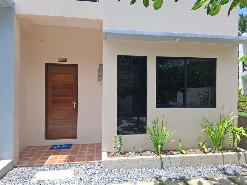 Facade/entrance, Coffee/tea facilities