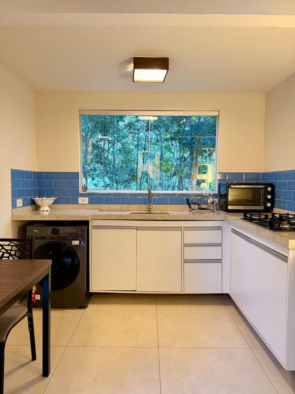 Kitchen or kitchenette, minibar, stove