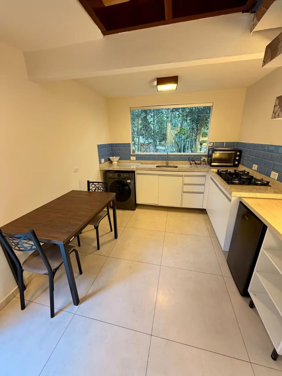 Kitchen or kitchenette, Dining area, dishwasher, minibar, oven, stove