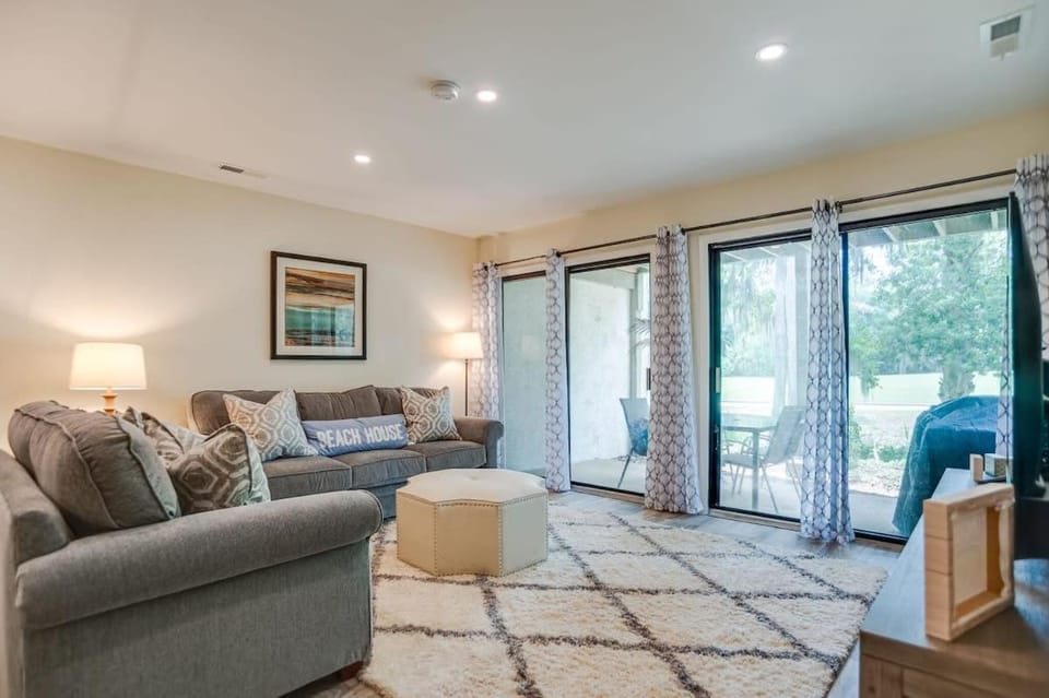 Updated 2BR Tennismaster-Pool, Free Beach Shuttle Villa in Hilton Head Island