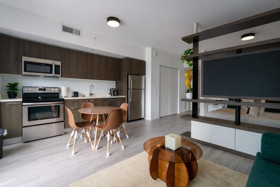 Kitchen or kitchenette, Living room, Seating area, Dining area