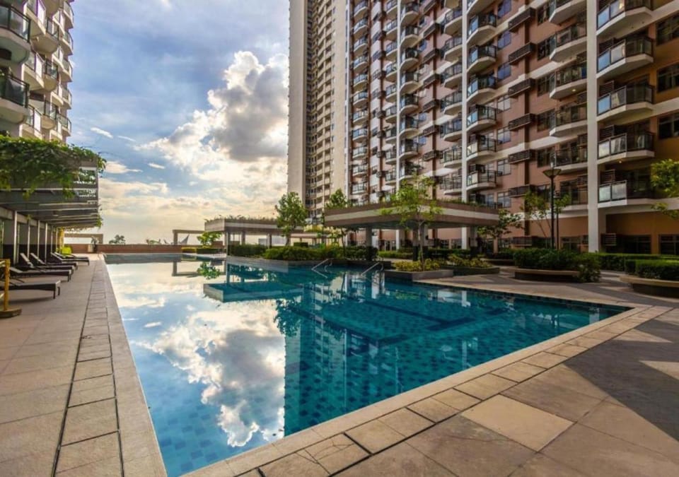 Day, Swimming pool