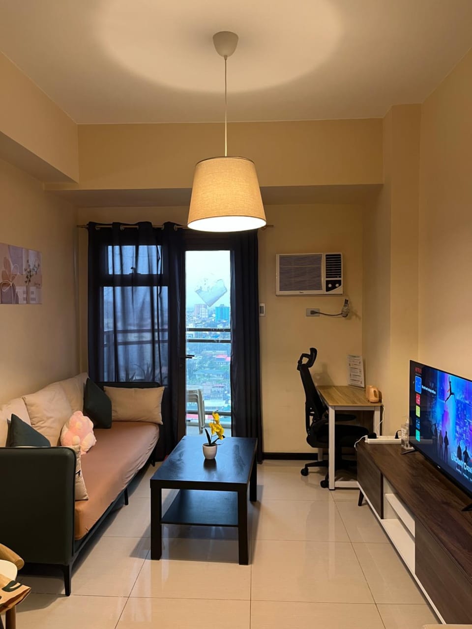 Communal lounge/ TV room, TV and multimedia, Living room, Seating area, Dining area, Evening entertainment, hair dresser