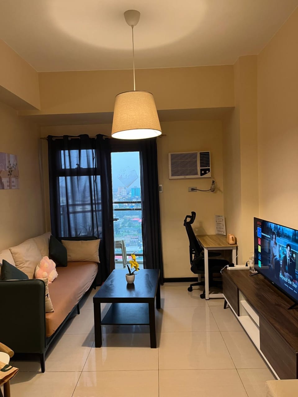 Living room, Food and drinks, Seating area, Dining area, Food