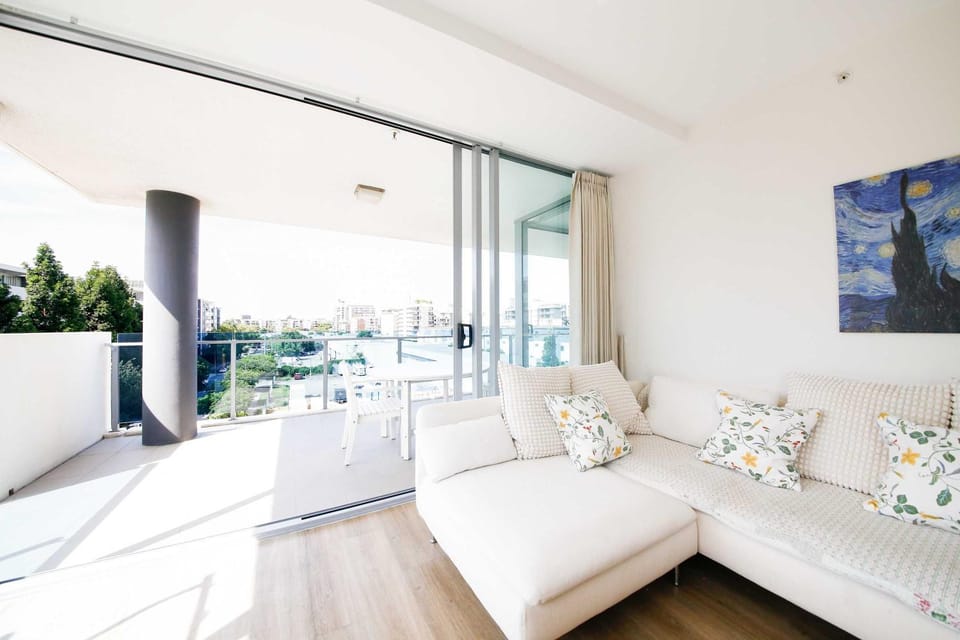Family-Friendly 2BRWalk to River & Shops Pool&Gym Apartment in Brisbane