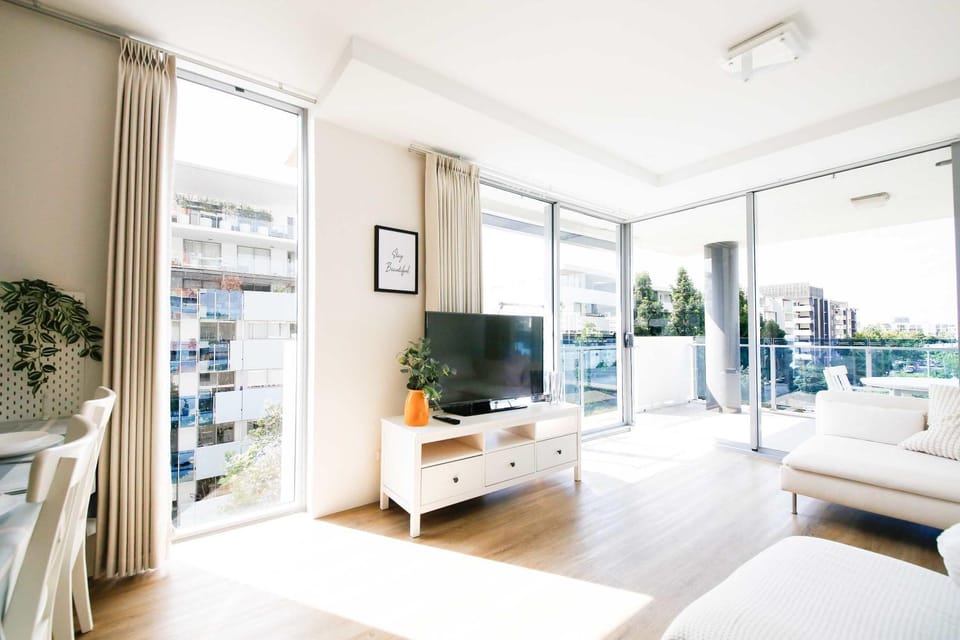 Family-Friendly 2BRWalk to River & Shops Pool&Gym Apartment in Brisbane