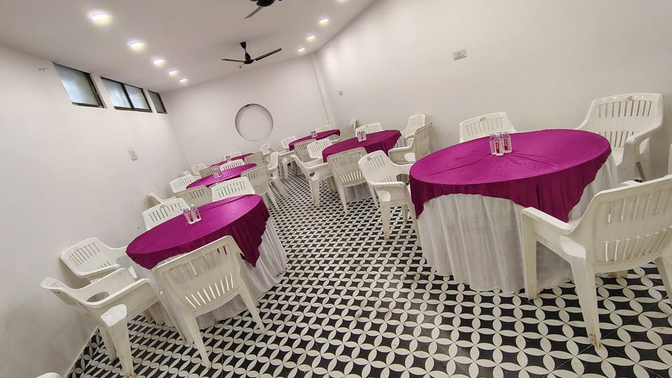 Restaurant/places to eat, Living room, Banquet/Function facilities, Seating area