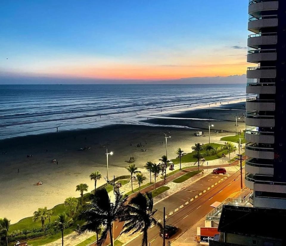 Aconchego do Caiçara Frente Mar Vista Mar Pé na Areia Wi-Fi Varanda Gourmet Cozinha Completa 2 Banheiros 1 Vaga Garagem Apto Novo Perto Feirinha do Caiçara Apartment in State of São Paulo