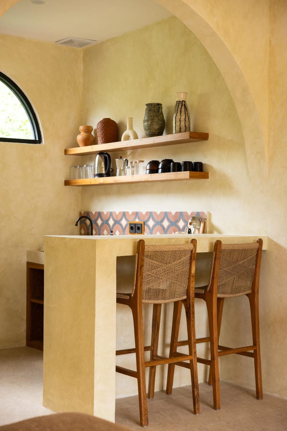 Coffee/tea facilities, Kitchen or kitchenette, Seating area, Dining area