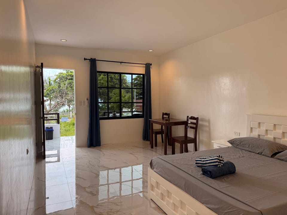 Bed, Living room, Photo of the whole room, Seating area, Dining area, Bedroom