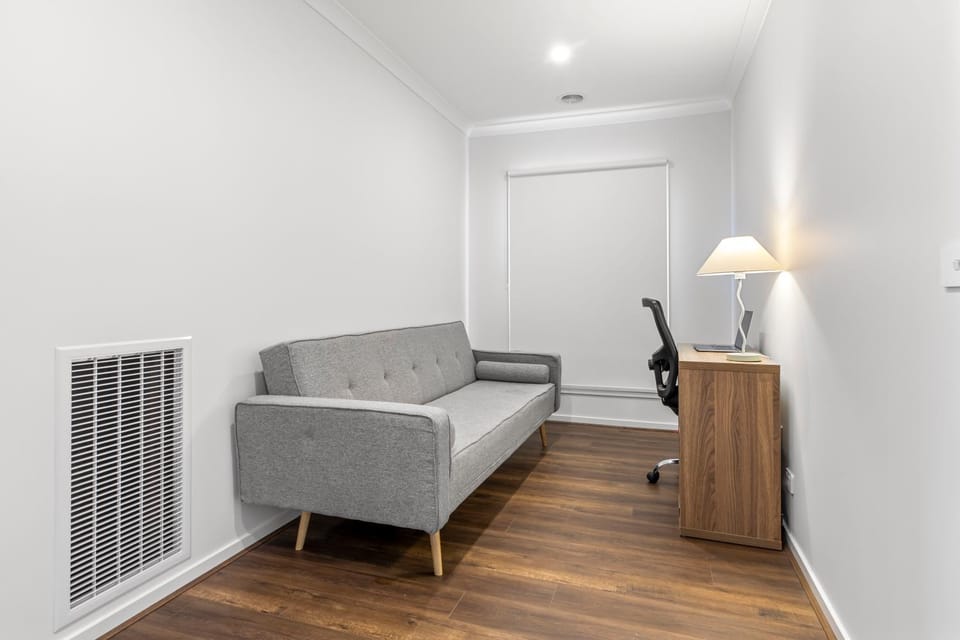 Chic New BBQ Bright Aircon WiFi Laundry Airport House in Melbourne