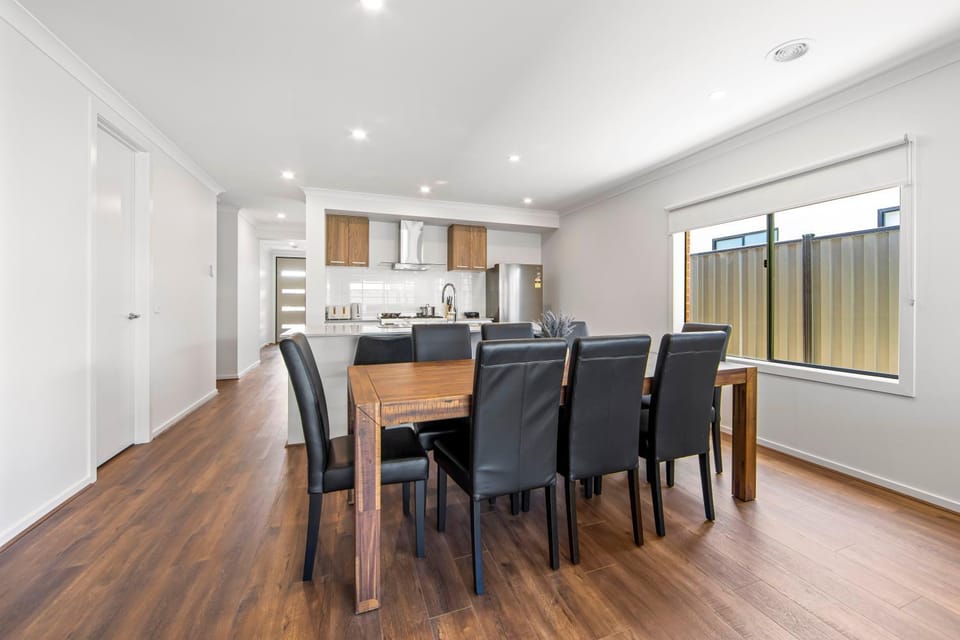 Chic New BBQ Bright Aircon WiFi Laundry Airport House in Melbourne
