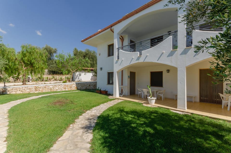Property building, Patio, Facade/entrance, Garden