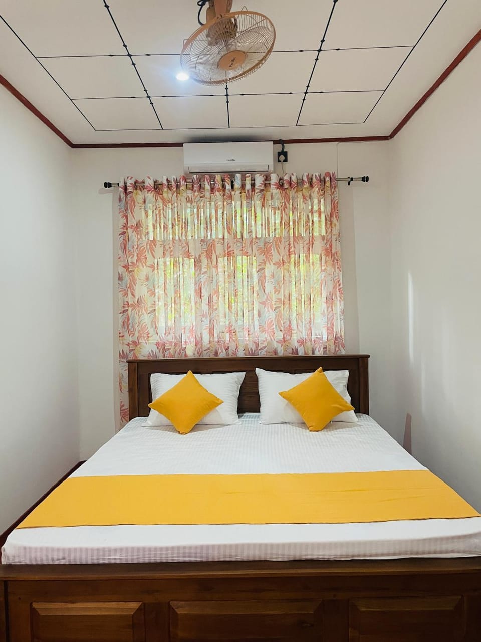 Photo of the whole room, air conditioner, air conditioner
