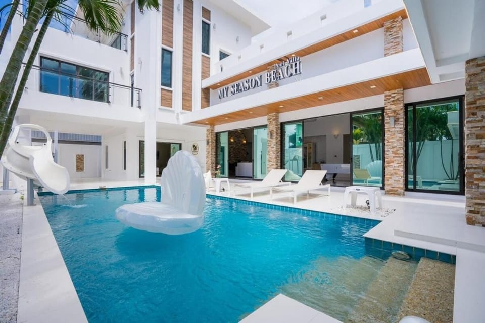 Property building, Swimming pool, sunbed