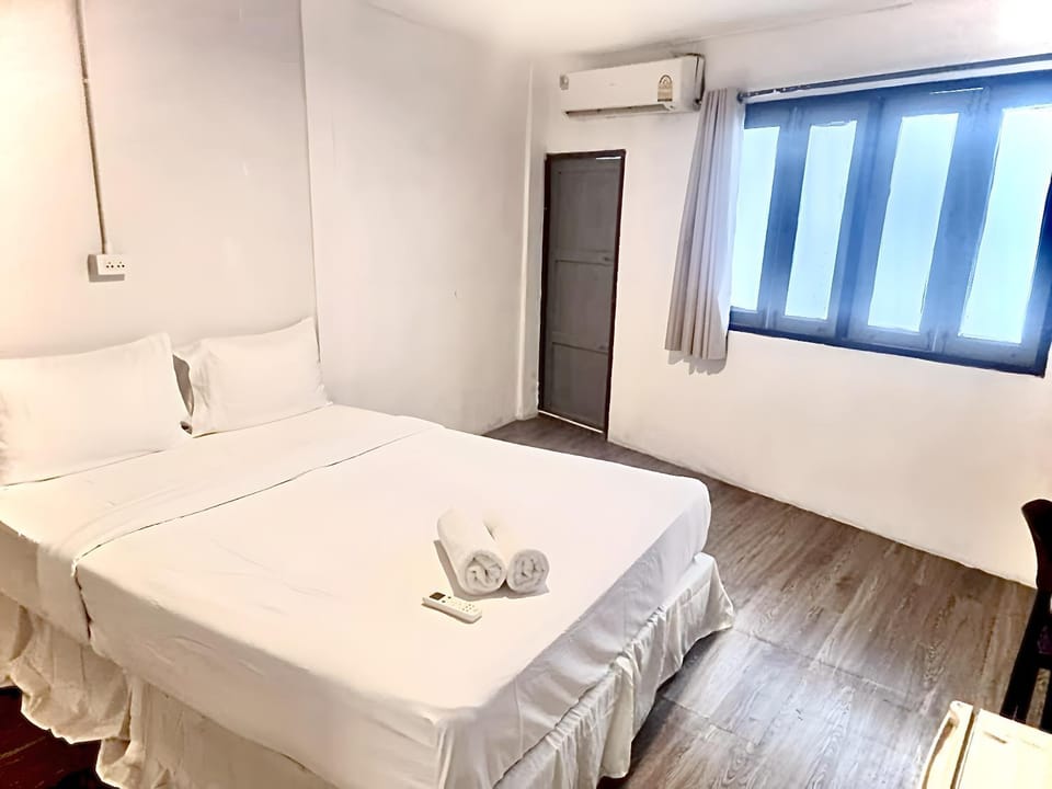Bed, Photo of the whole room, Bedroom, towels, air conditioner