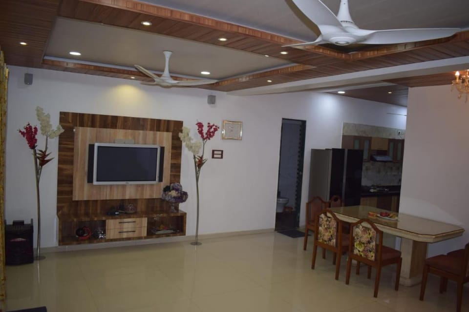 Communal lounge/ TV room, TV and multimedia, Dining area, Evening entertainment, air conditioner