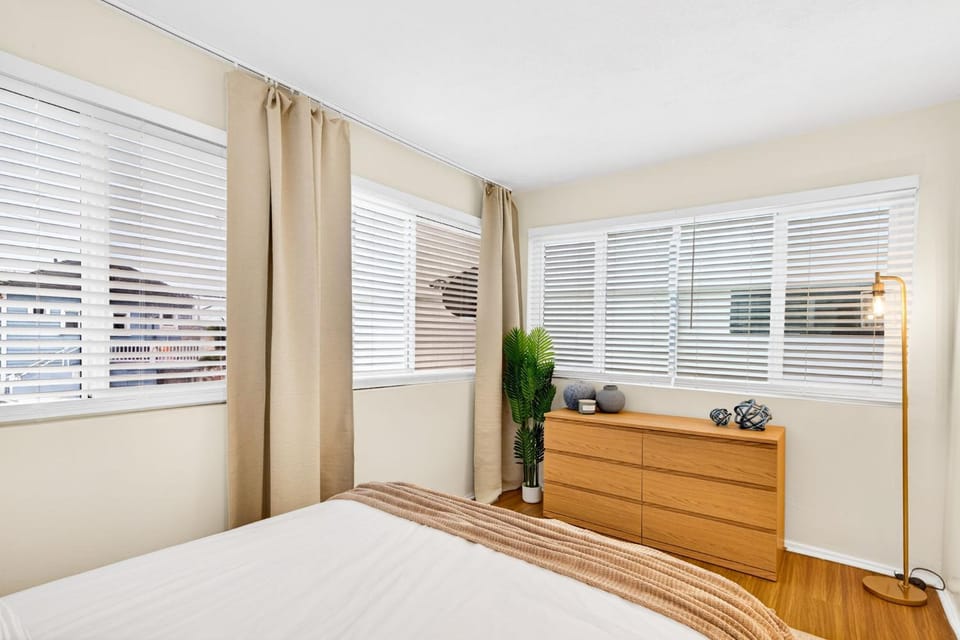 Prime Manhattan Beach 2BR Walk to Beach with Parking Apartment in Manhattan Beach