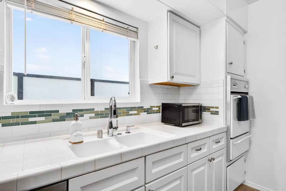 Prime Manhattan Beach 2BR Walk to Beach with Parking Apartment in Manhattan Beach