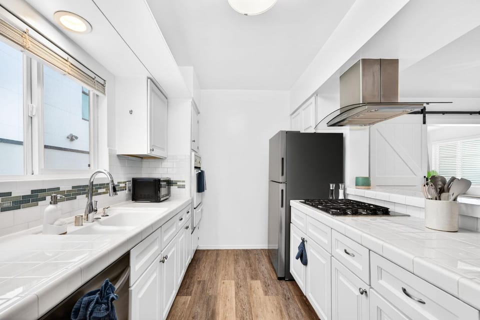 Prime Manhattan Beach 2BR Walk to Beach with Parking Apartment in Manhattan Beach