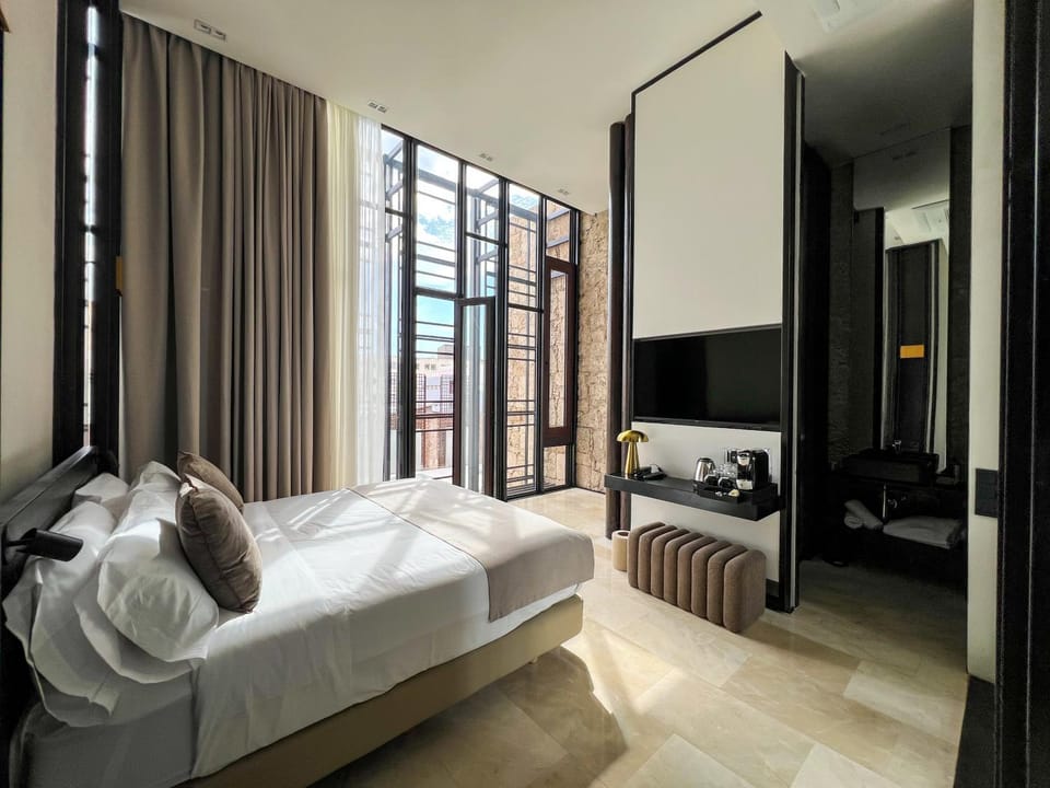 Bed, TV and multimedia, Photo of the whole room, Bedroom