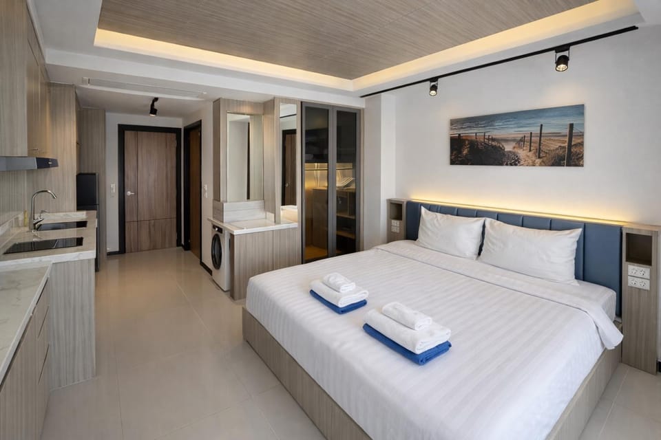 Bed, Bedroom, towels