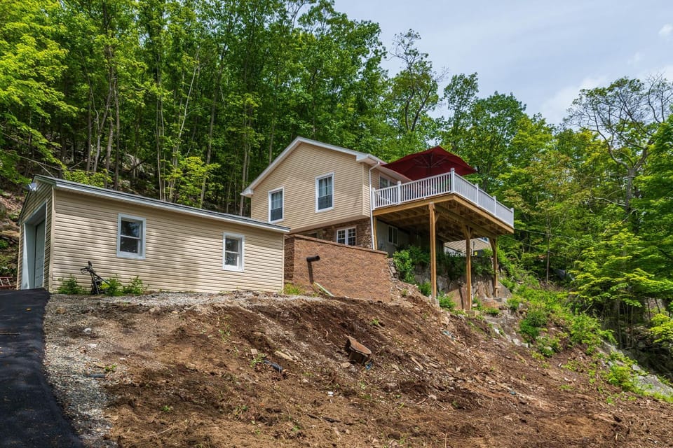 Cozy Chick Lakehouse Retreat House in Greenwood Lake
