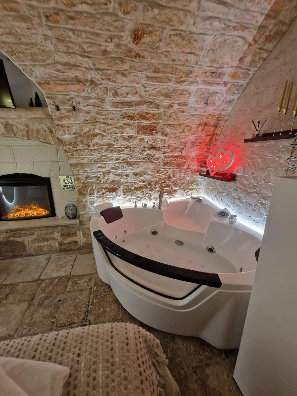 Hot Tub, fireplace