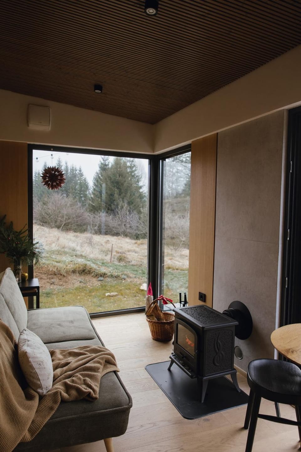 Kota Garana-Couples Mountain Hideaway with Hot Tub Villa in Timiș County