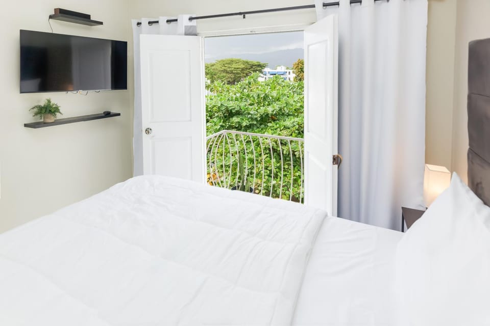 Bed, TV and multimedia, View (from property/room), Balcony/Terrace, Photo of the whole room, Bedroom