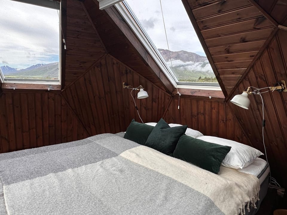 Bed, Bedroom, Mountain view