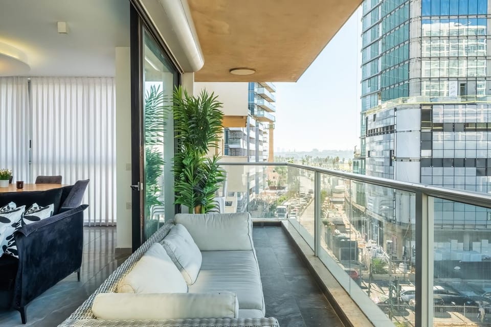 Yarkon Sea-Views with Parking Apartment in Tel Aviv-Yafo