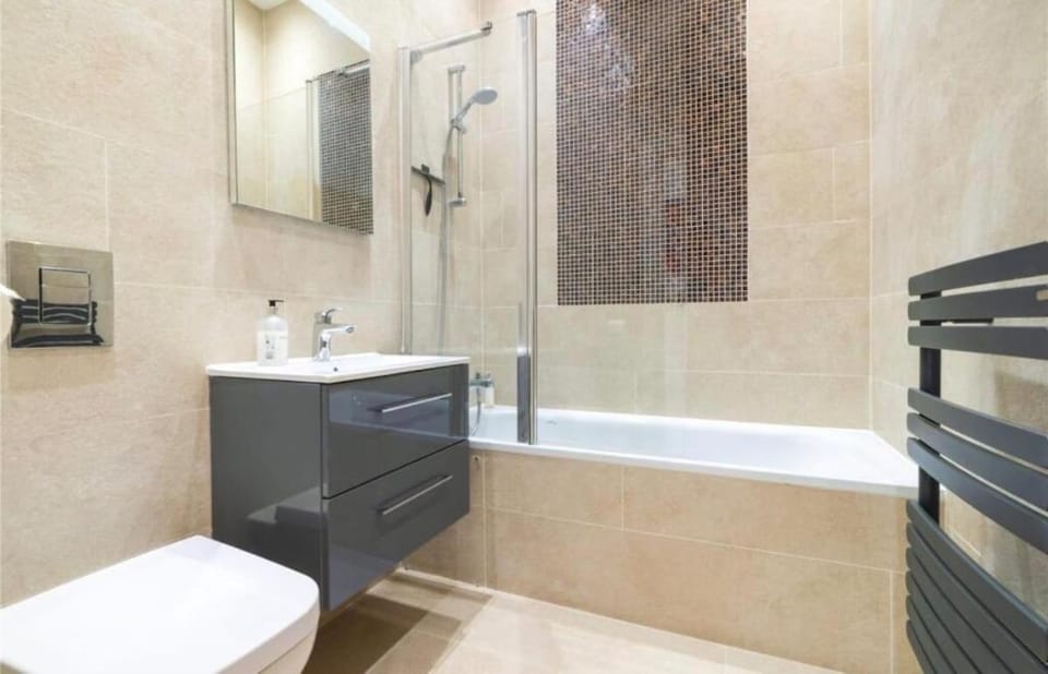 2 Bed, parking, 22mins-Central London, 15mins-LHR Apartment in Slough