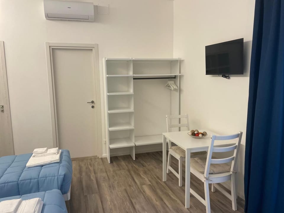 Bed, Bedroom, towels, air conditioner