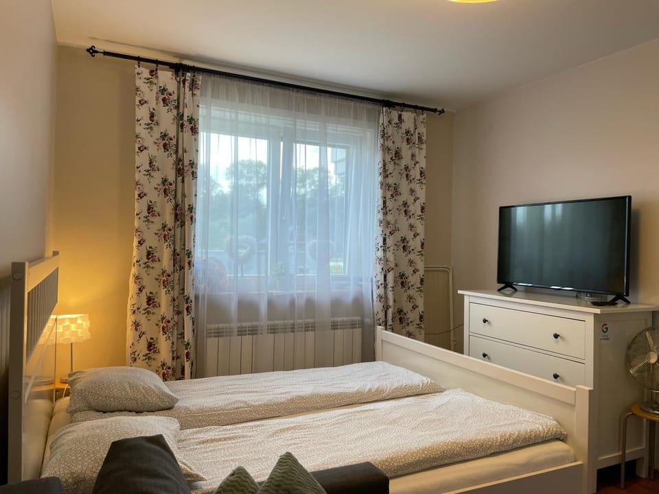 Bed, TV and multimedia, Photo of the whole room, Bedroom