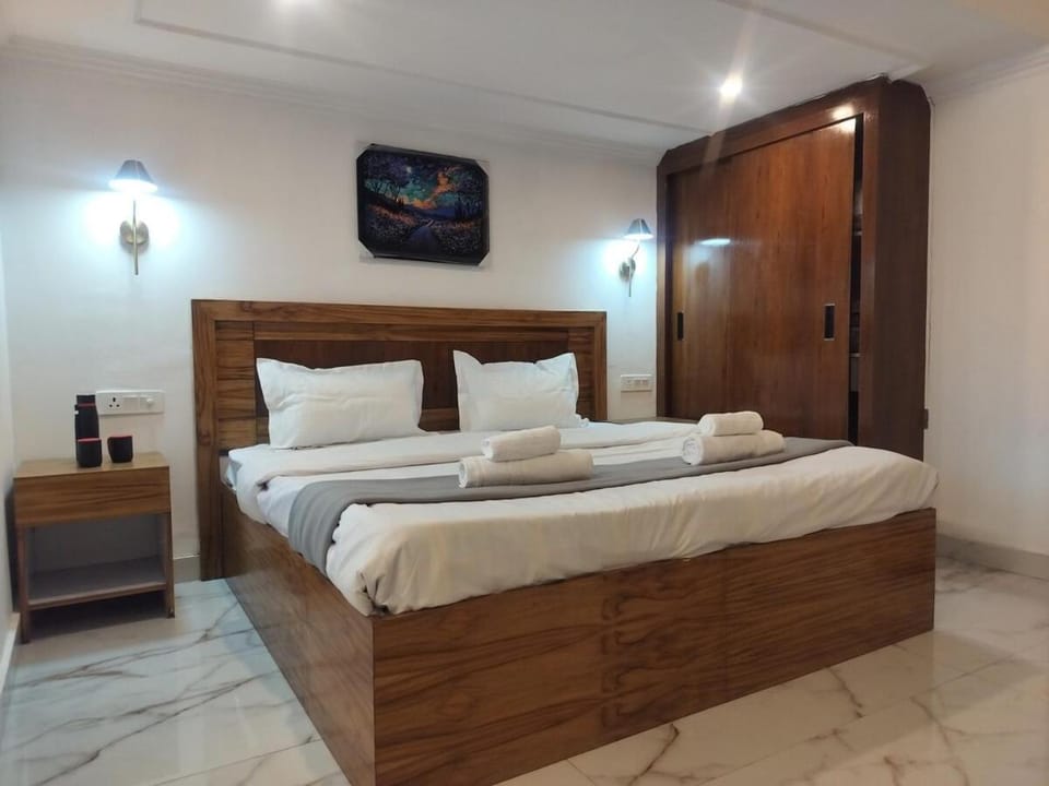 Bed, TV and multimedia, Bedroom