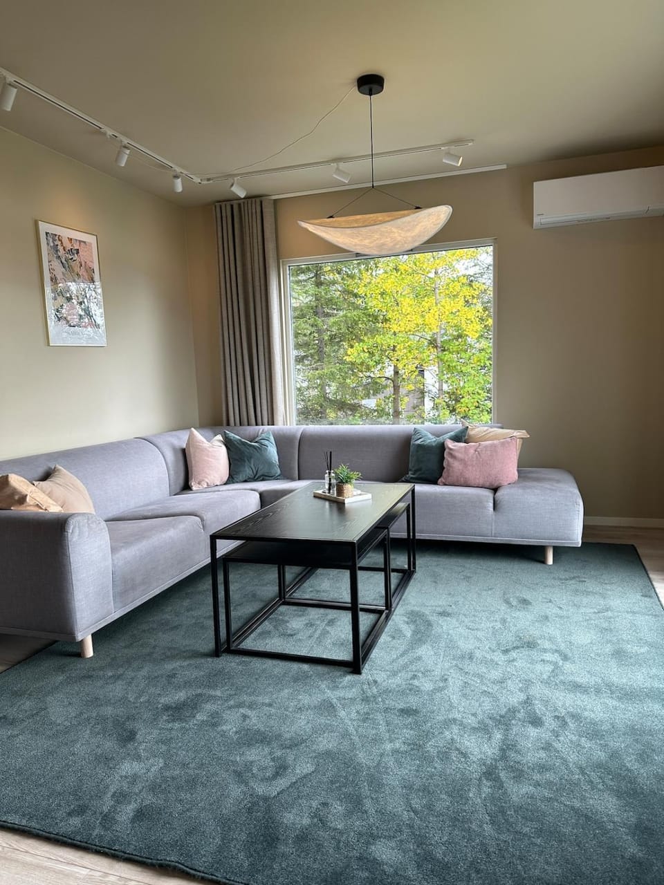 Iconic City skyline Views by Arctic Cathedral, 5BR Home Apartment in Tromso