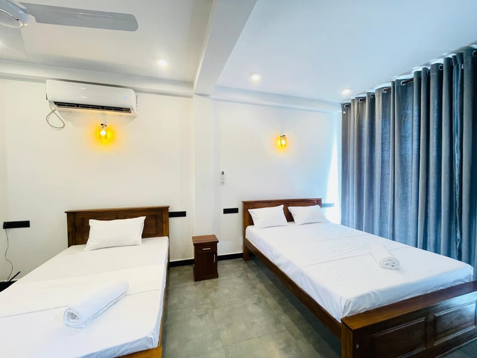 Photo of the whole room, air conditioner