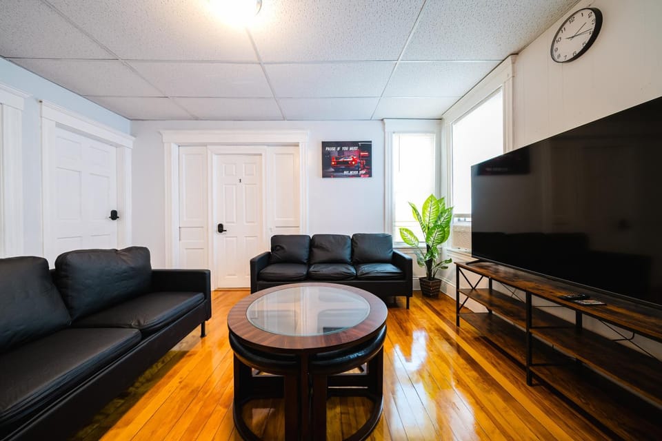 Cozy 3BR Worcester 1st-floor Apt, Pet-Friendly, Near Clark University, Free Parking 4-1 Apartment in Worcester
