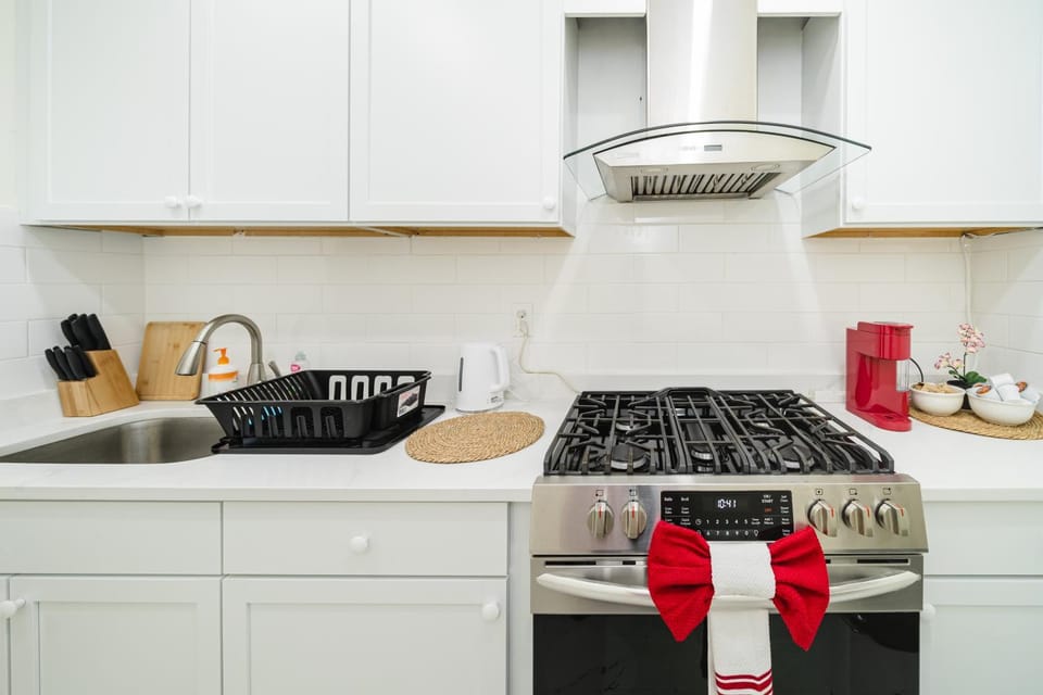 Cozy 3BR Worcester 1st-floor Apt, Pet-Friendly, Near Clark University, Free Parking 4-1 Apartment in Worcester