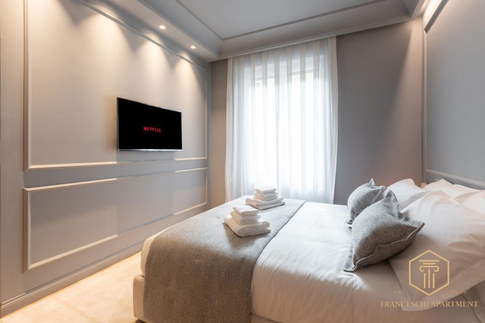 Bed, TV and multimedia, Bedroom