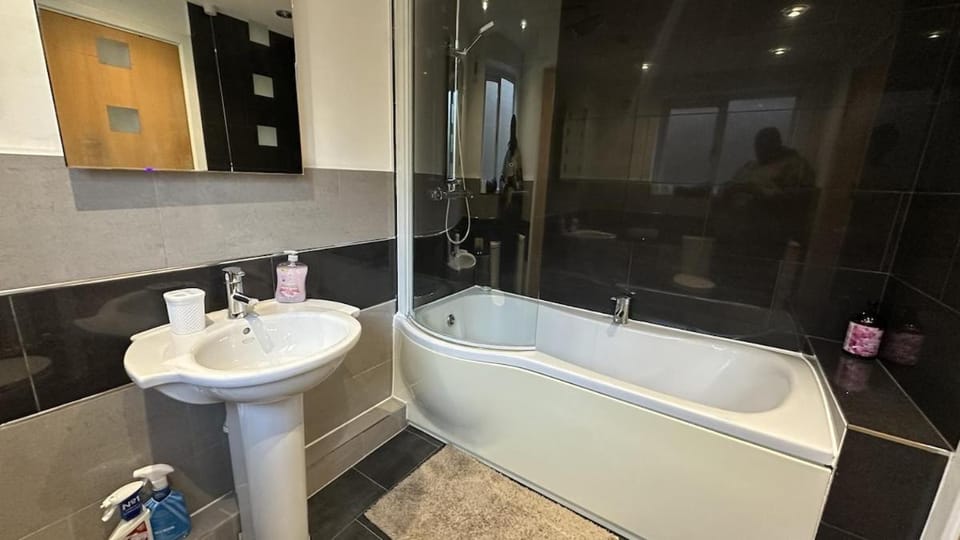 4-Bedroom Home, Central Milton Keynes, Parking House in Milton Keynes