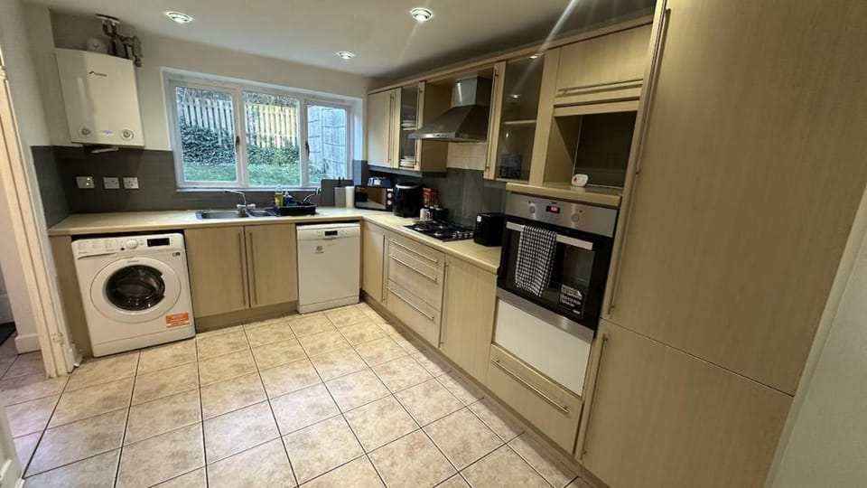 4-Bedroom Home, Central Milton Keynes, Parking House in Milton Keynes
