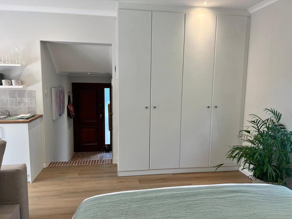 Protea Cottage Cozy & Private Studio in Claremont Apartment in Cape Town