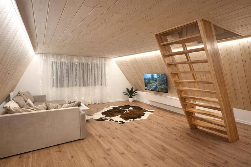 Bed, TV and multimedia, Living room, Photo of the whole room, Seating area, Bedroom