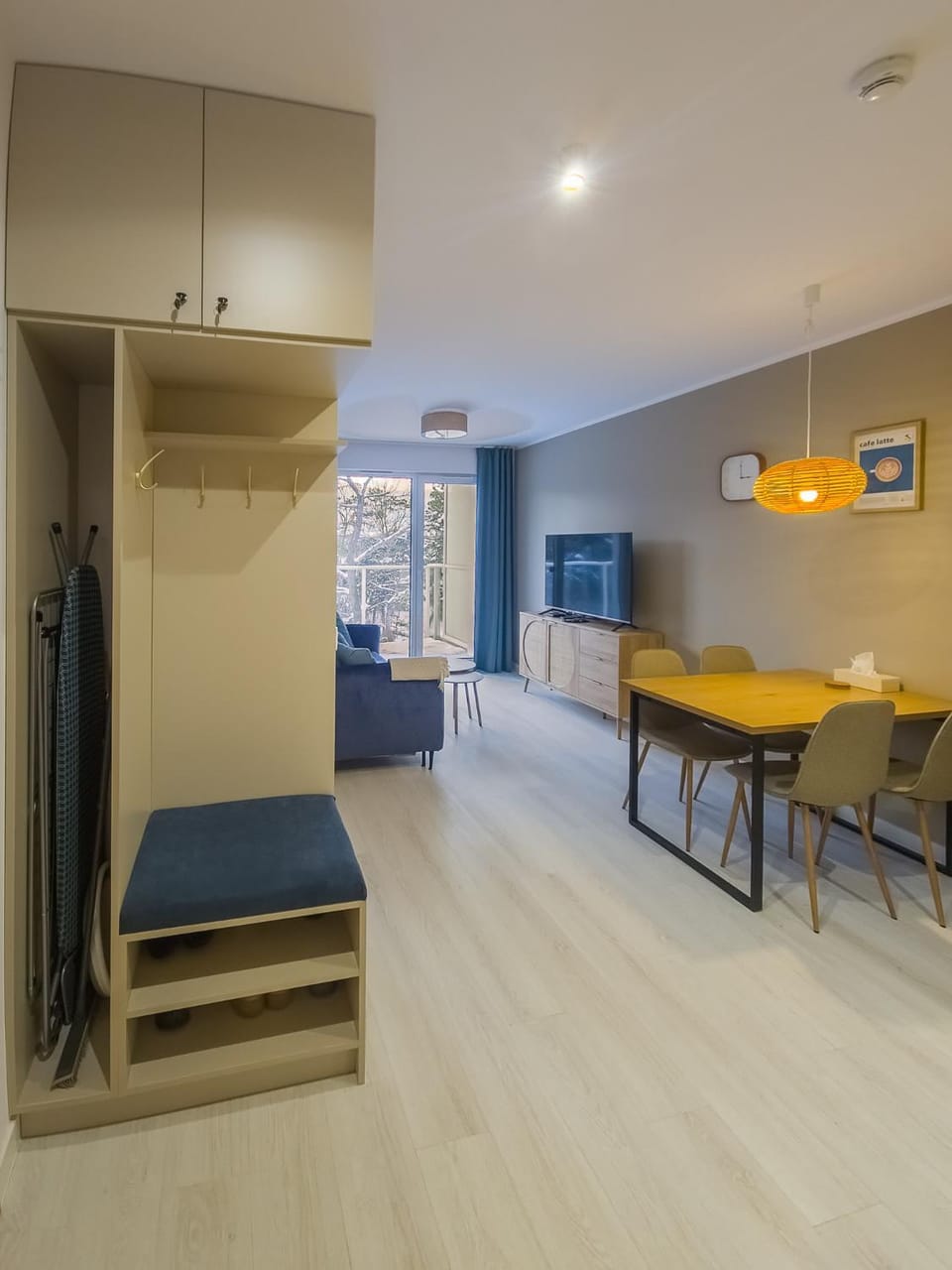Bed, TV and multimedia, Coffee/tea facilities, Kitchen or kitchenette, Living room, Photo of the whole room, Seating area, Dining area, Bedroom, flat iron, trouser press, wardrobe, dryer