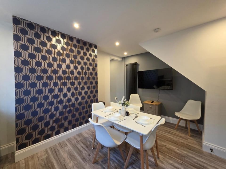 Anfield 4 min walk Sleeps 7 4BR 5Bed 3Bathrooms House in Liverpool