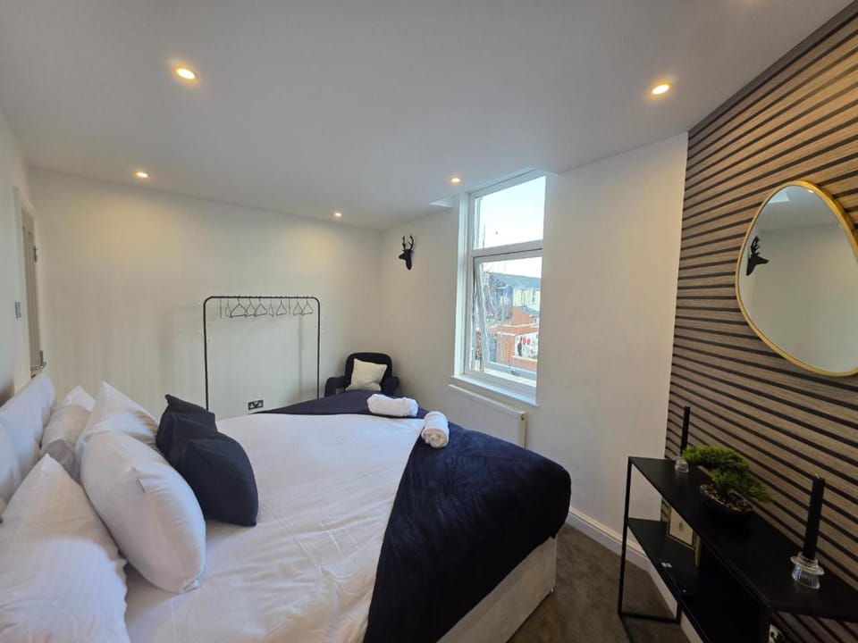 Anfield 4 min walk Sleeps 7 4BR 5Bed 3Bathrooms House in Liverpool