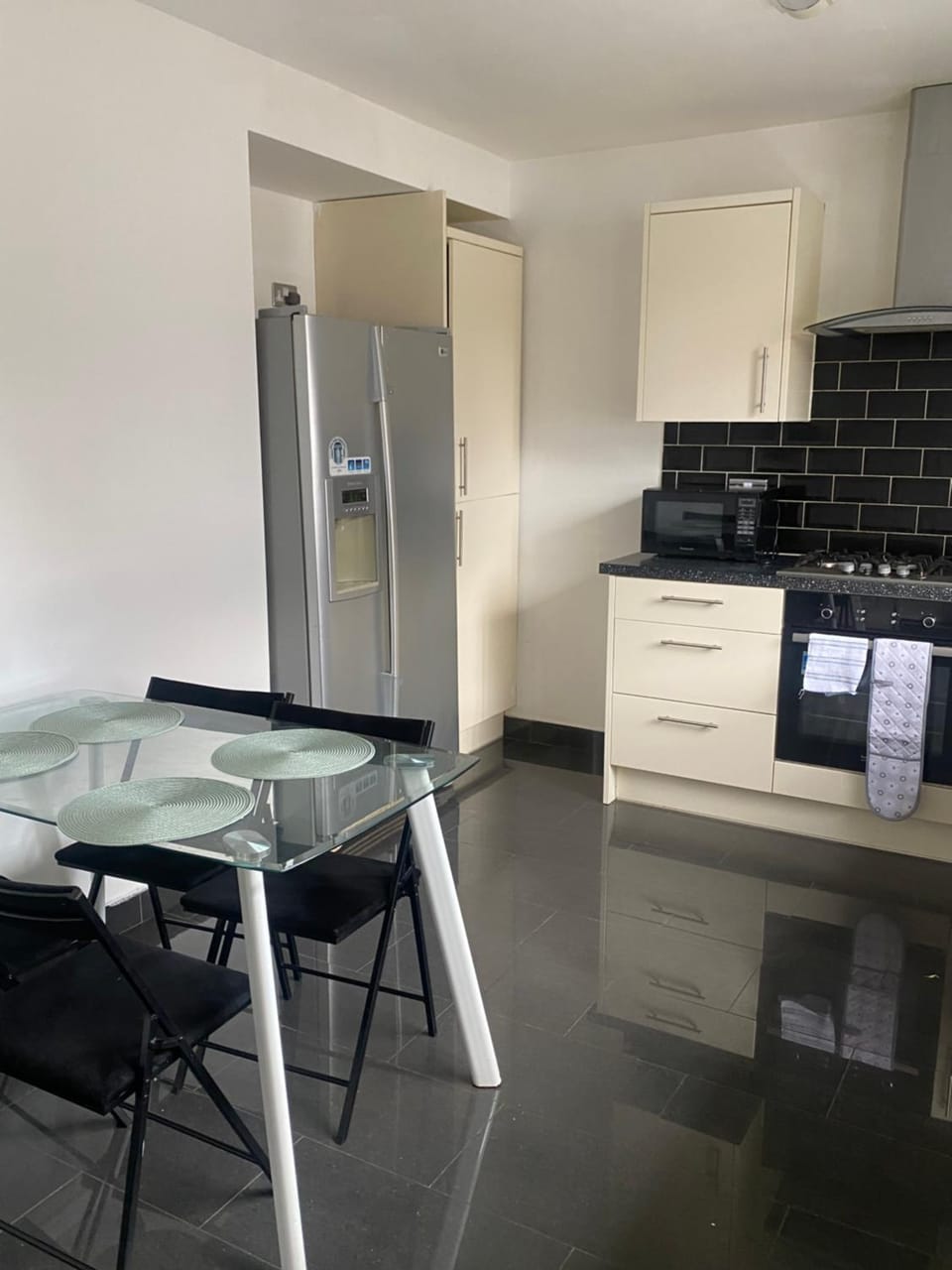 3 Bedroom Luxe Home in Abbeywood House in London