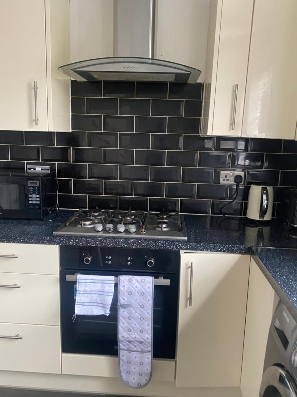 3 Bedroom Luxe Home in Abbeywood House in London